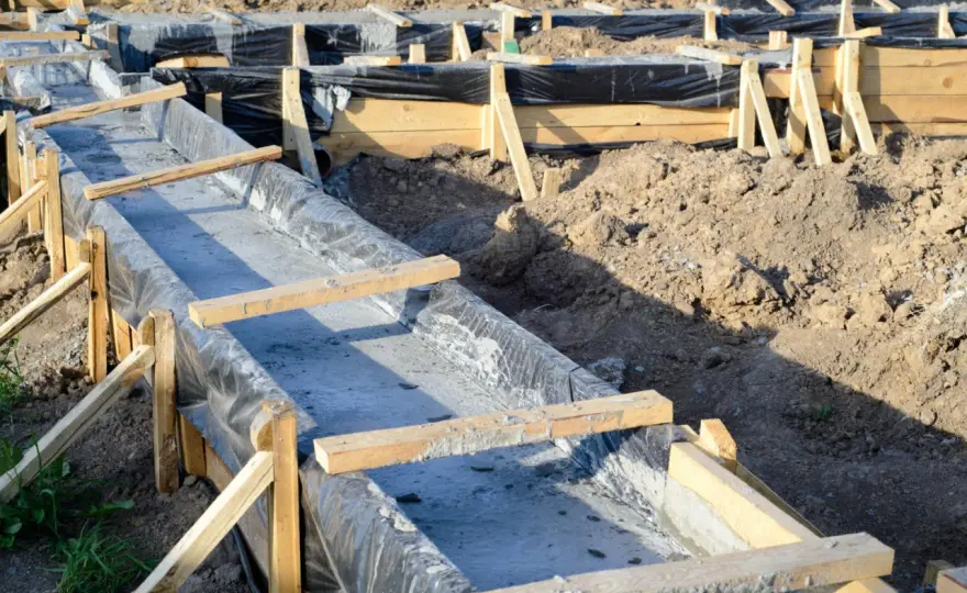Fundamenty krok po kroku: Jak wykonać solidne fundamenty domu?