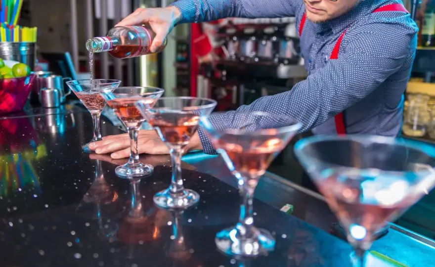 Ile zarabia barman w Sopocie? Zaskakujące fakty o pensjach!