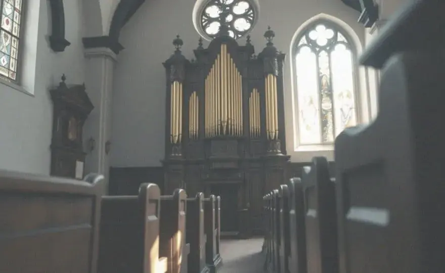 Ile bierze organista na pogrzebie? Poznaj ukryte koszty i stawki