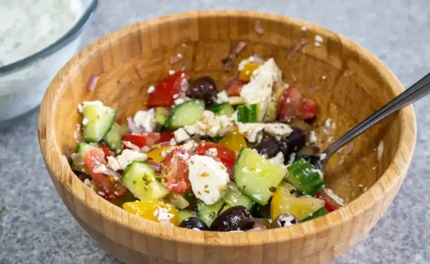 Grekisk sallad med rätt balans - så gör du den riktigt bra
