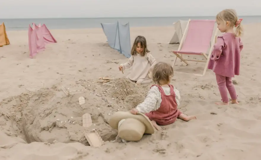 Zabawy na plaży dla dzieci - Jak zająć malucha i starszaka?