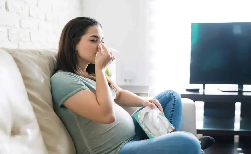 Rhume enceinte, quels médicaments éviter et que faire ?