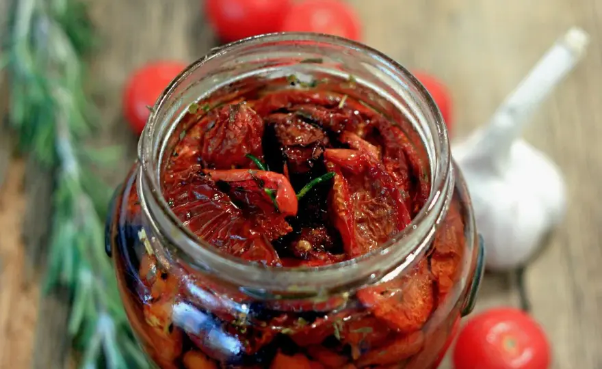 Pomodori secchi sott'olio, ricetta di casa e consigli pratici