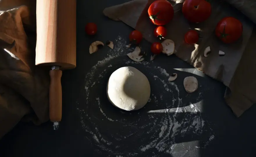 Ile rośnie ciasto na pizzę? Poznaj sekret idealnego wyrastania