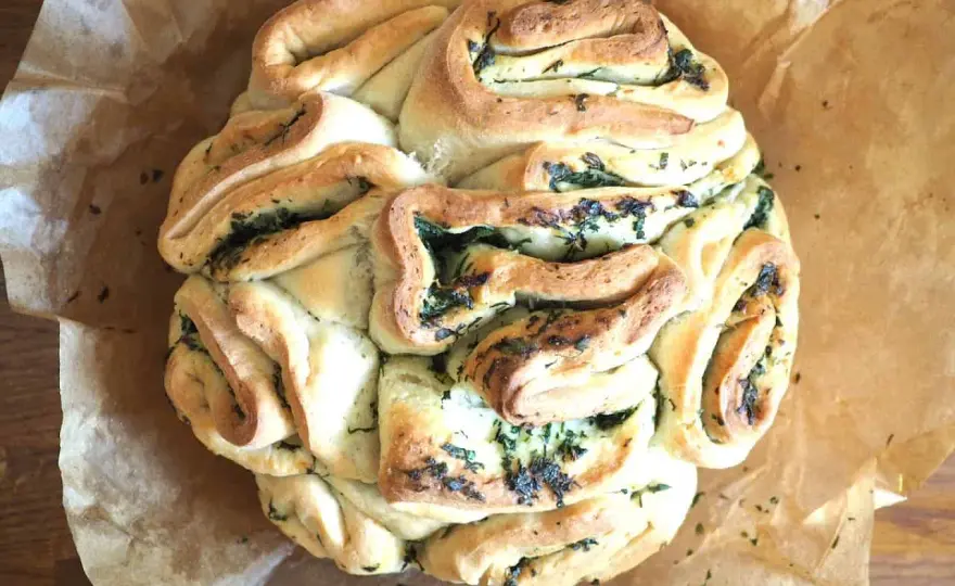 Rwany chlebek czosnkowy - przepis na puszysty i aromatyczny!