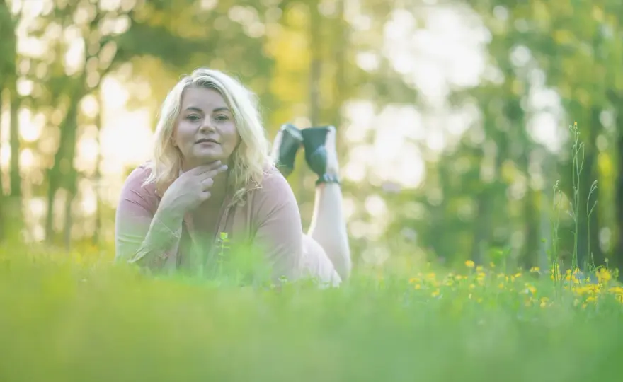 Sesja biznesowa w plenerze - jak pozować, by wyglądać naturalnie?