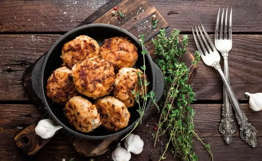 Ile kalorii ma kotlet mielony z indyka? Wartość odżywcza i zdrowsze opcje