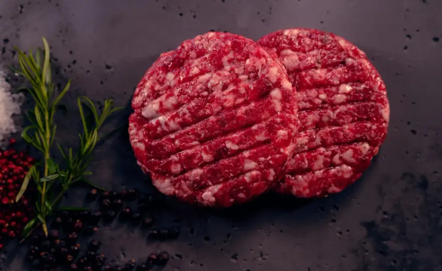 Ile mięsa na burgery? Sprawdź idealne proporcje dla smaku