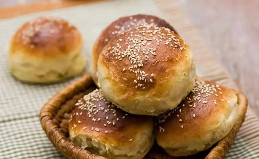 Gdzie kupić bułki maślane do burgerów? Najlepsze miejsca i porady
