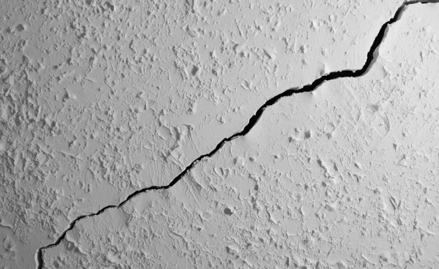 Fissure au plafond - que faire et qui doit payer ?