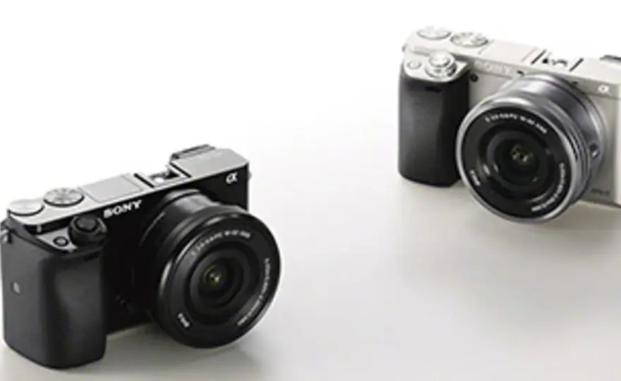 Sony a6000 vs Lustrzanka: Który aparat wybrać w 2026?
