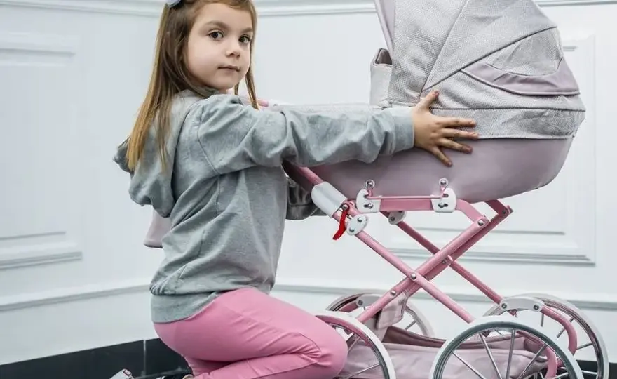 Najlepsze wózki dla dzieci zabawka – wybierz idealny model dla swojej lalki