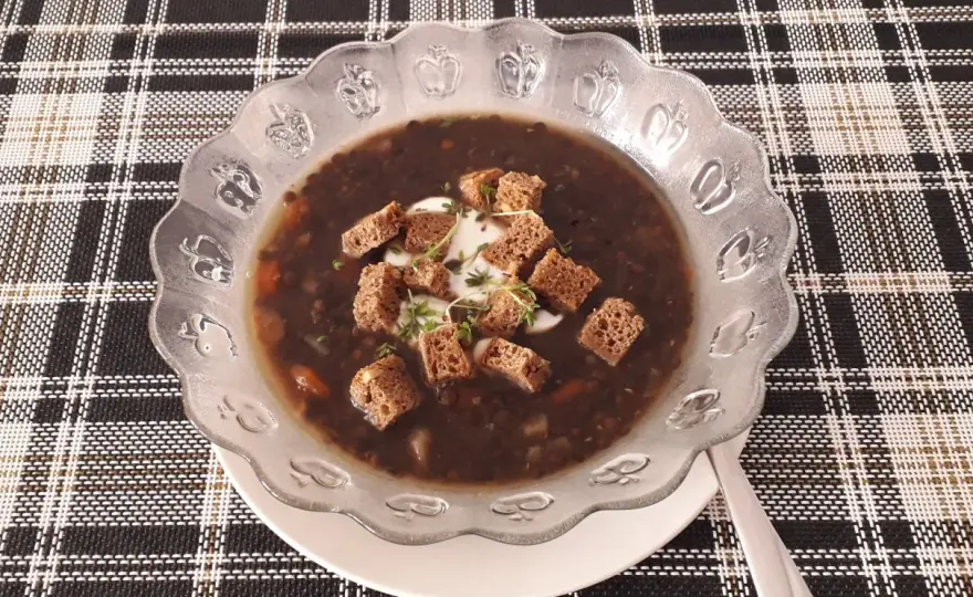 Zupa z czarnej soczewicy - przepis na idealny smak w 40 minut