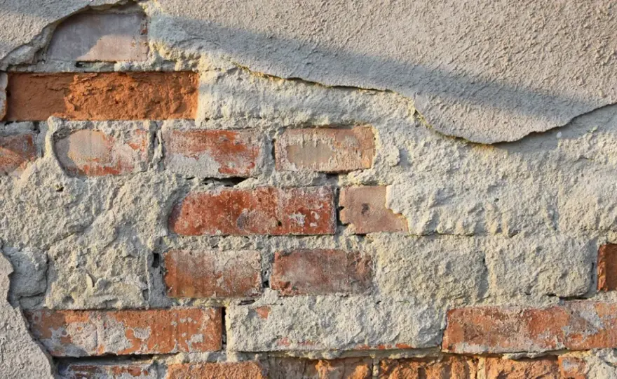 Czym uzupełnić ubytki w tynku cementowo-wapiennym, aby uniknąć problemów?