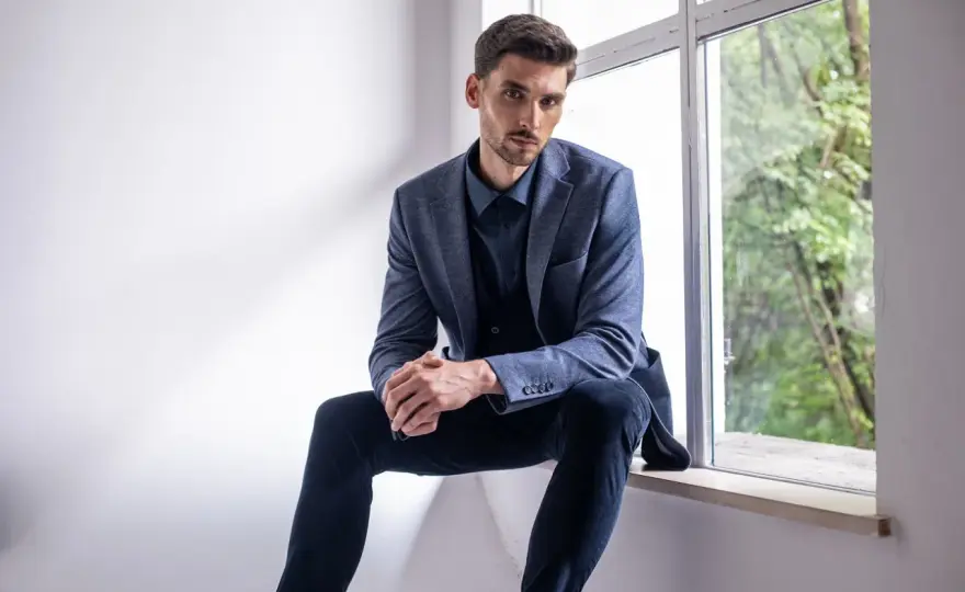 Błękit w męskiej garderobie - Jak nosić go z klasą?