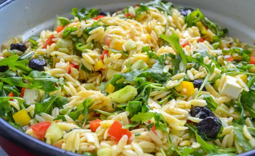 Kritharaki Salat - So gelingt er perfekt & bleibt frisch