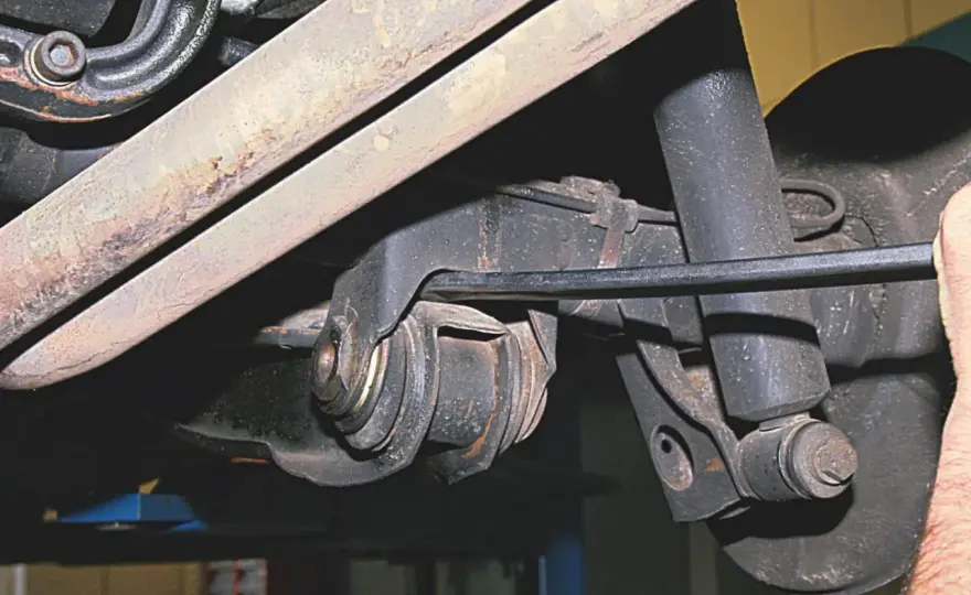 Wahacz stuka? Objawy, koszty naprawy i kiedy do mechanika