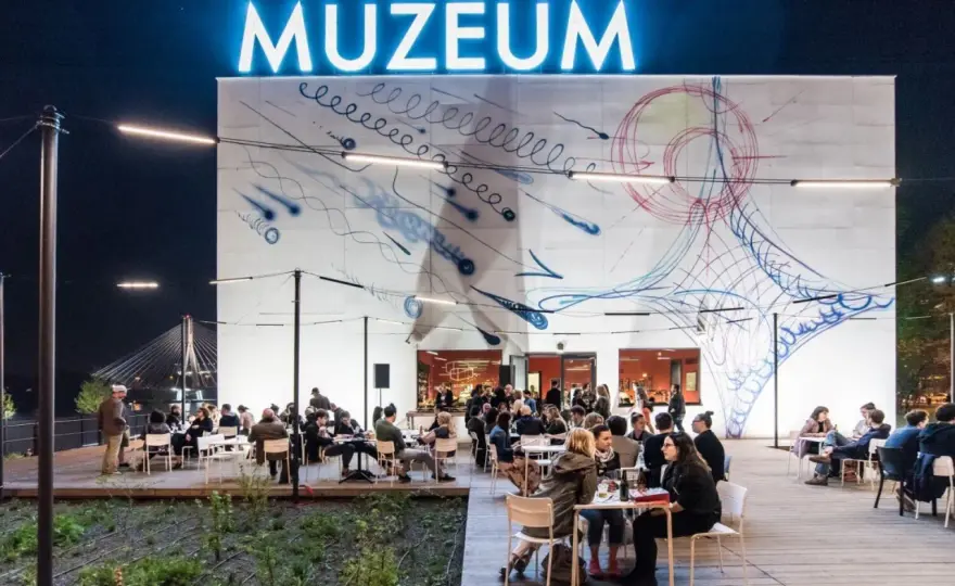 Warszawskie galerie sztuki nowoczesnej: Zaplanuj wizytę, zobacz TOP