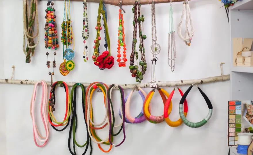 Jak przechowywać kolczyki? Koniec z plątaniną! Gotowe i DIY