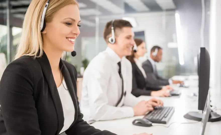 Ile można zarobić w call center: zarobki dla początkujących i ekspertów