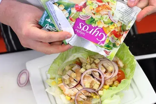Sałatka gyros ile może stać w lodówce, aby uniknąć zepsucia?
