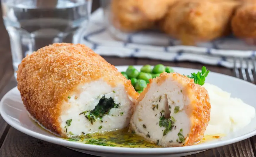Kotlet po kijowsku - jak uzyskać soczysty środek?