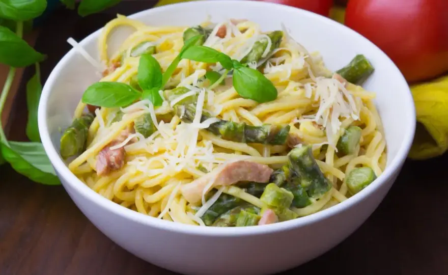 Carbonara ze szparagami - idealny przepis bez śmietany!