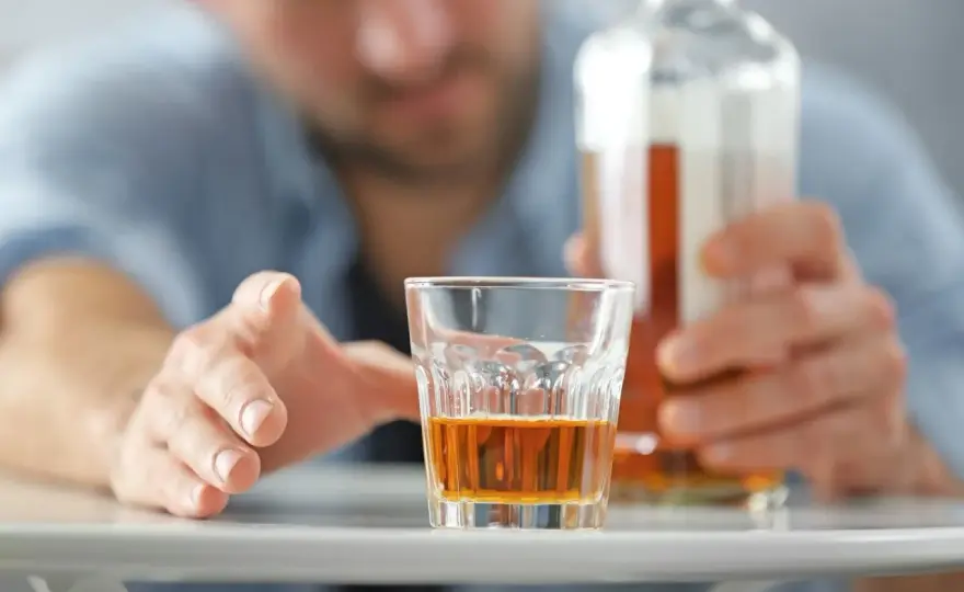 Zatrucie alkoholowe - Jak rozpoznać objawy i odróżnić je od kaca?