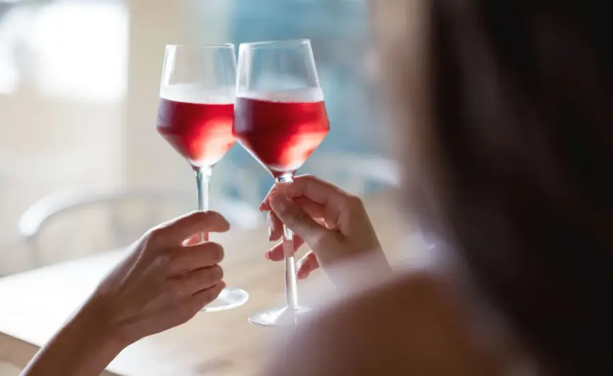 Jak powstaje wino różowe? Obalamy mity i poznajemy metody
