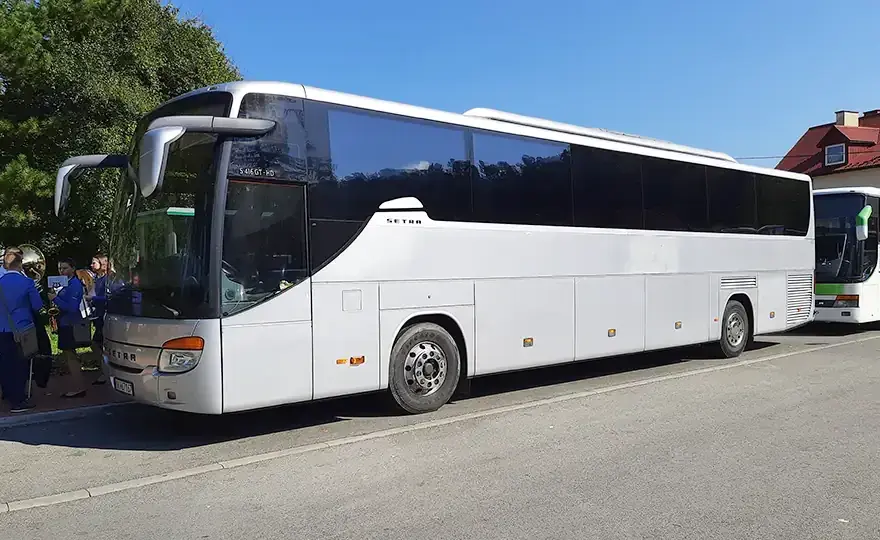 Ile kosztuje autokar za km? Przewodnik po stawkach i ukrytych kosztach