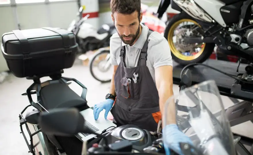 Moto que se para en marcha y no arranca - causas y qué revisar