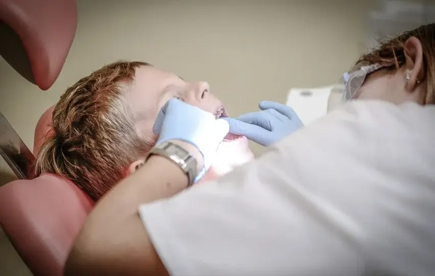 Dentysta na NFZ: Znajdź go łatwo i poznaj darmowe usługi!