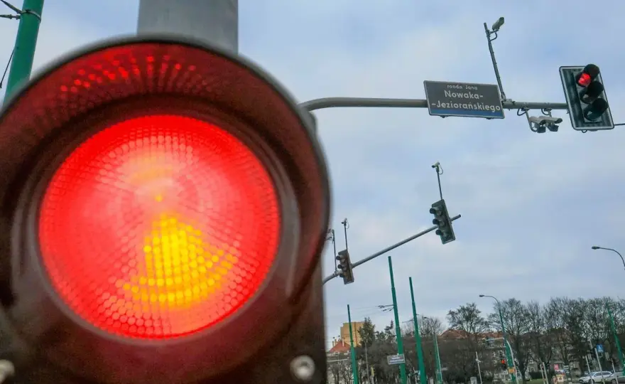 Rejestrator przejazdu na czerwonym świetle - Jak go rozpoznać?