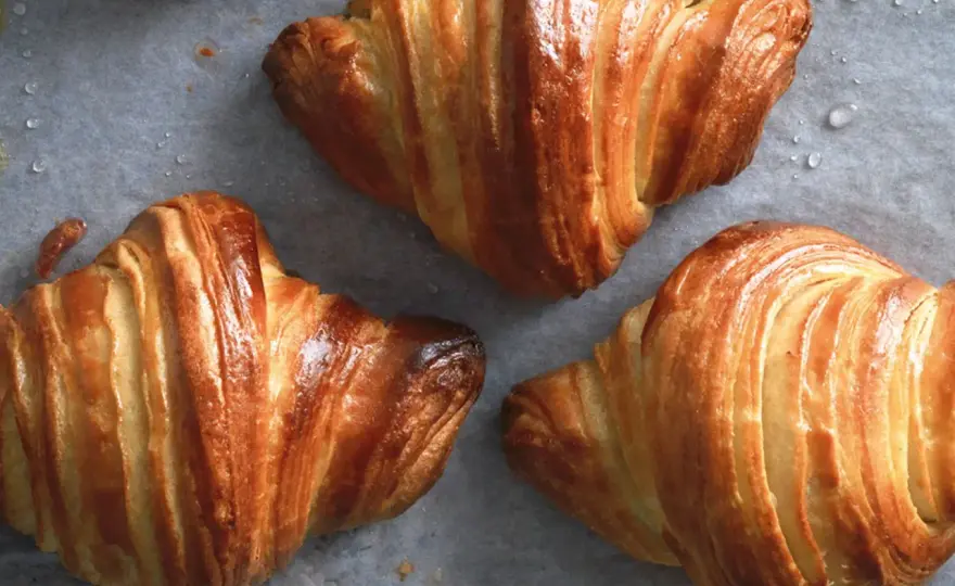 Croissant sfogliati fatti in casa, la tecnica giusta