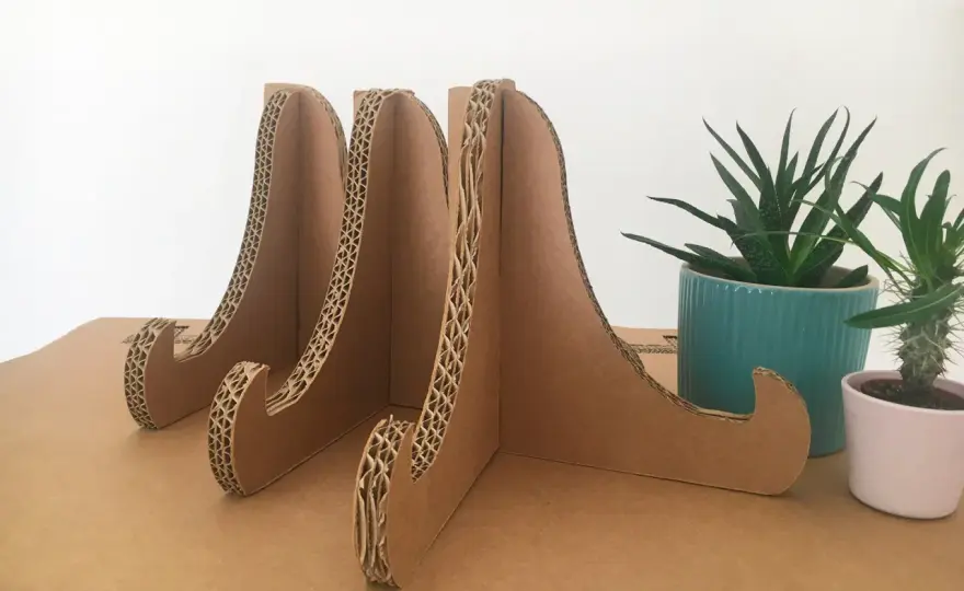Soporte de cartón para cartel DIY - cómo hacerlo estable