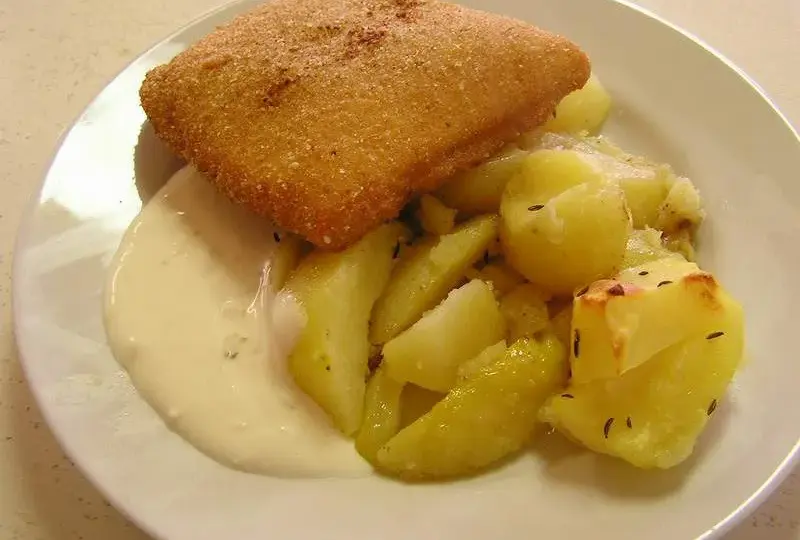 Zapomniana polska przekąska? Przepis na ser smażony z kminkiem