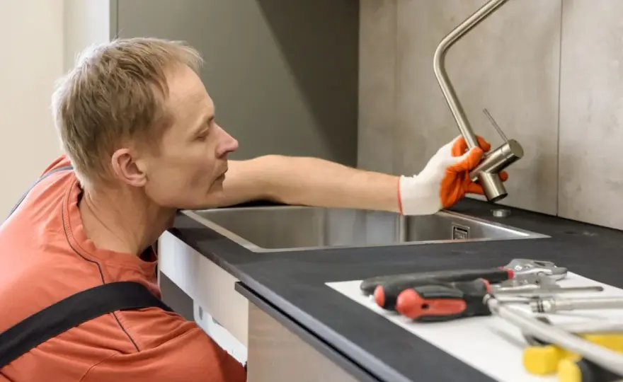 Jak odetkać zlew w kuchni? Skuteczne metody DIY i kiedy wezwać fachowca