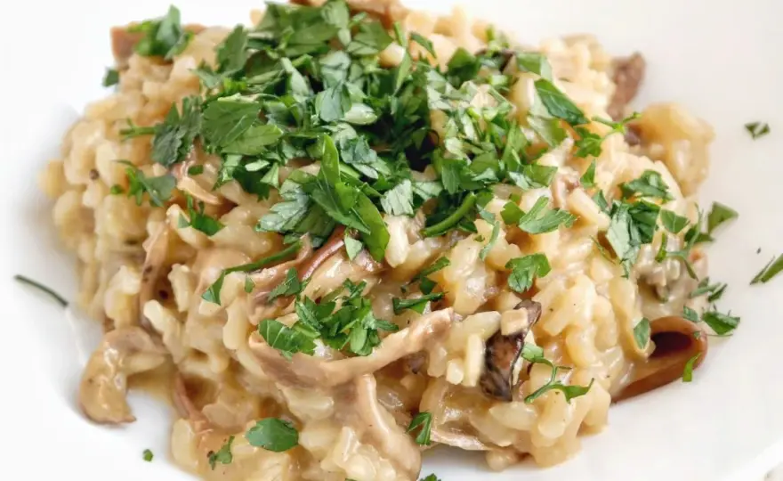 Risotto z grzybami, które wychodzi kremowe i sprężyste