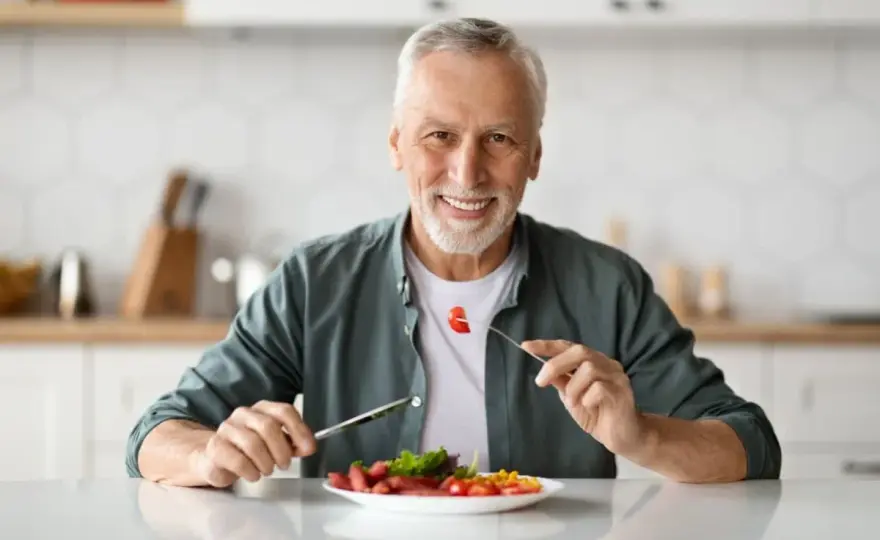 Cibo sotto impianto? Cosa fare e quando consultare il dentista