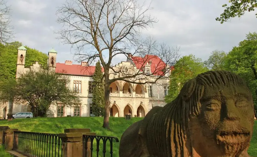 Pałac w Młoszowej - historia, legenda i praktyczne wskazówki