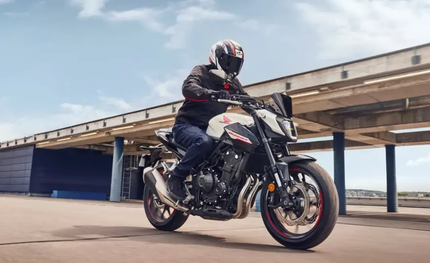 Moto ratea al acelerar - causas y qué revisar primero
