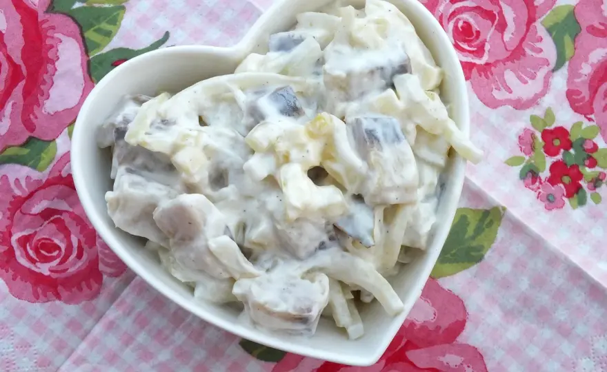 Śledzie w śmietanie z jabłkiem i ogórkiem - przepis idealny