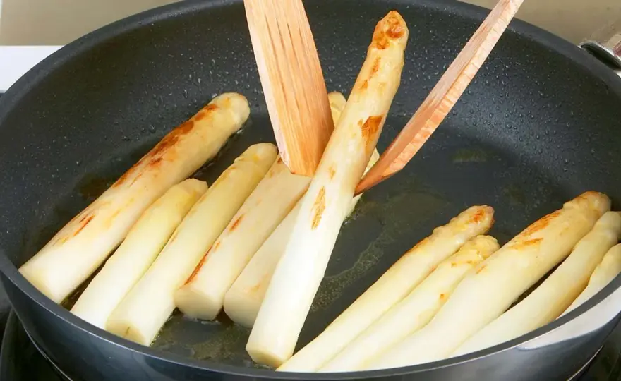 Spargel in der Pfanne - Tipps für Garzeit und perfekte Röstaromen