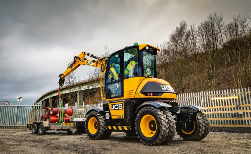 Ile waży koparka JCB? Poznaj wagi modeli i typów maszyn
