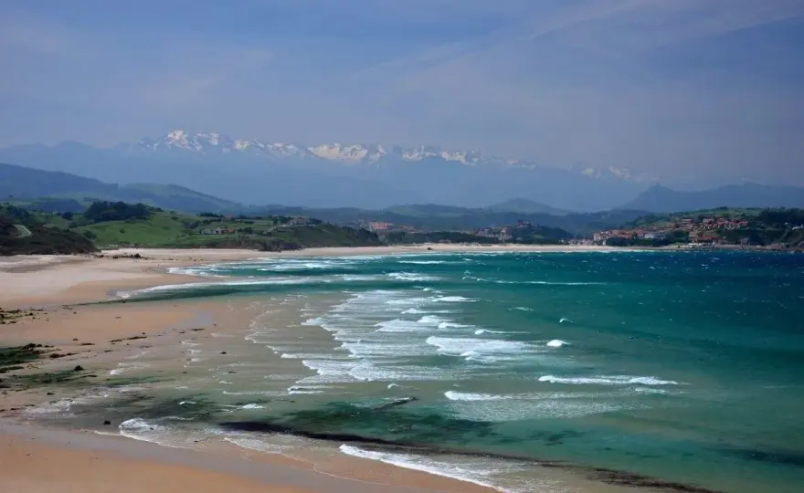 Playas cerca de Comillas - Elige la perfecta para tu plan