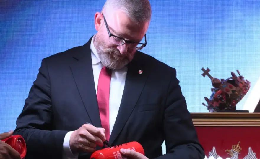 Grzegorz Braun kto to? Kontrowersje i poglądy polityczne w pigułce