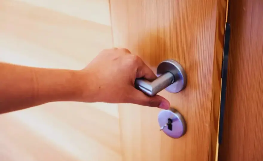 Porte qui ferme mal - Causes et solutions efficaces