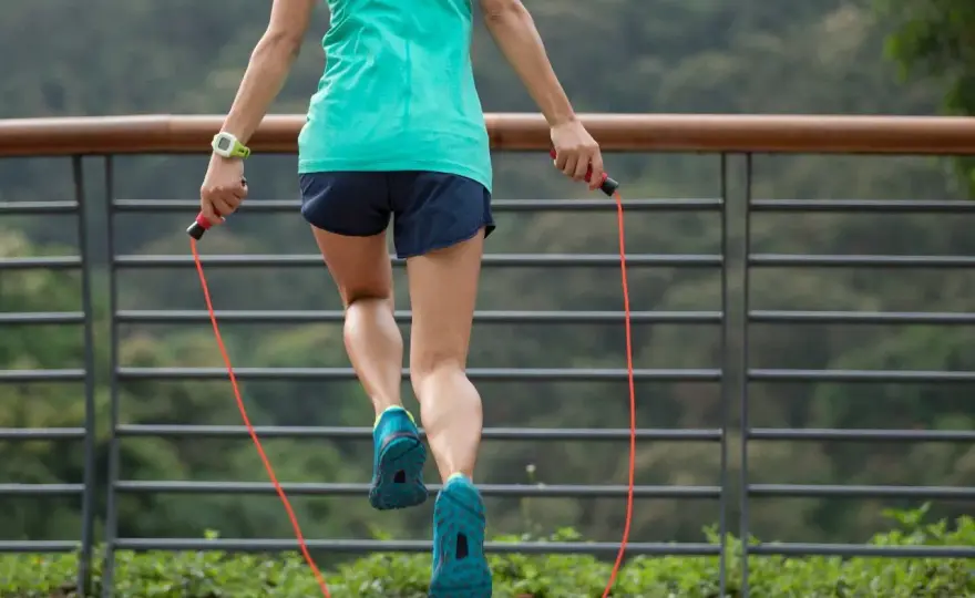 Skakanka czy bieganie? Które cardio lepiej pasuje do twojego celu