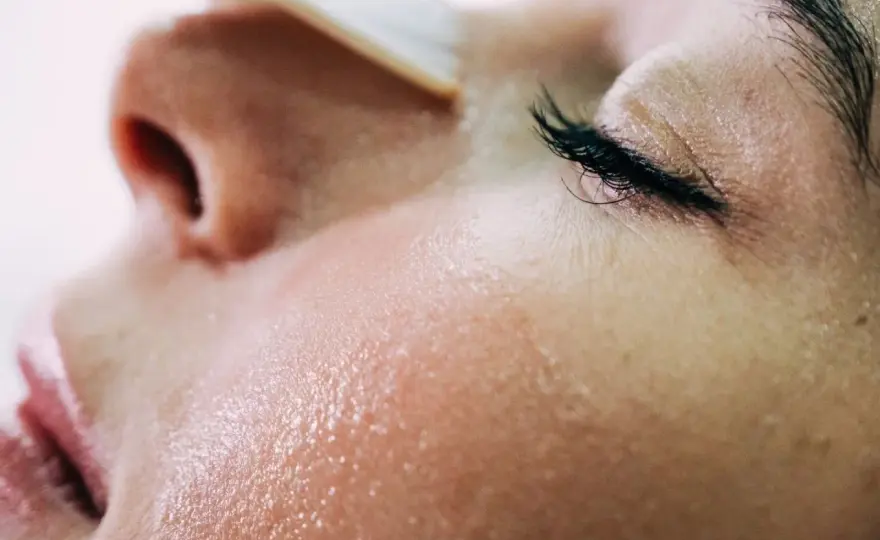 Peau grêlée - causes et soins pour lisser le grain de peau