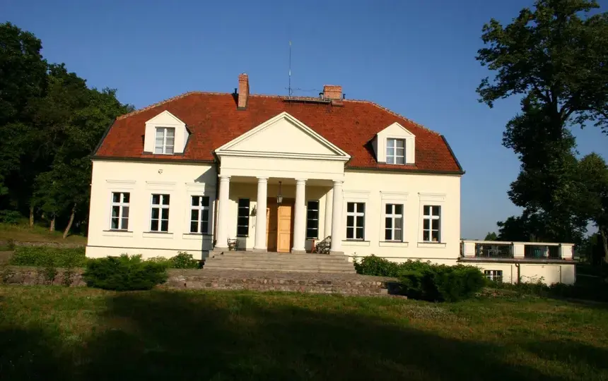Odkryj tajemnice dworku w Chobielinie - historia i kultura w jednym miejscu